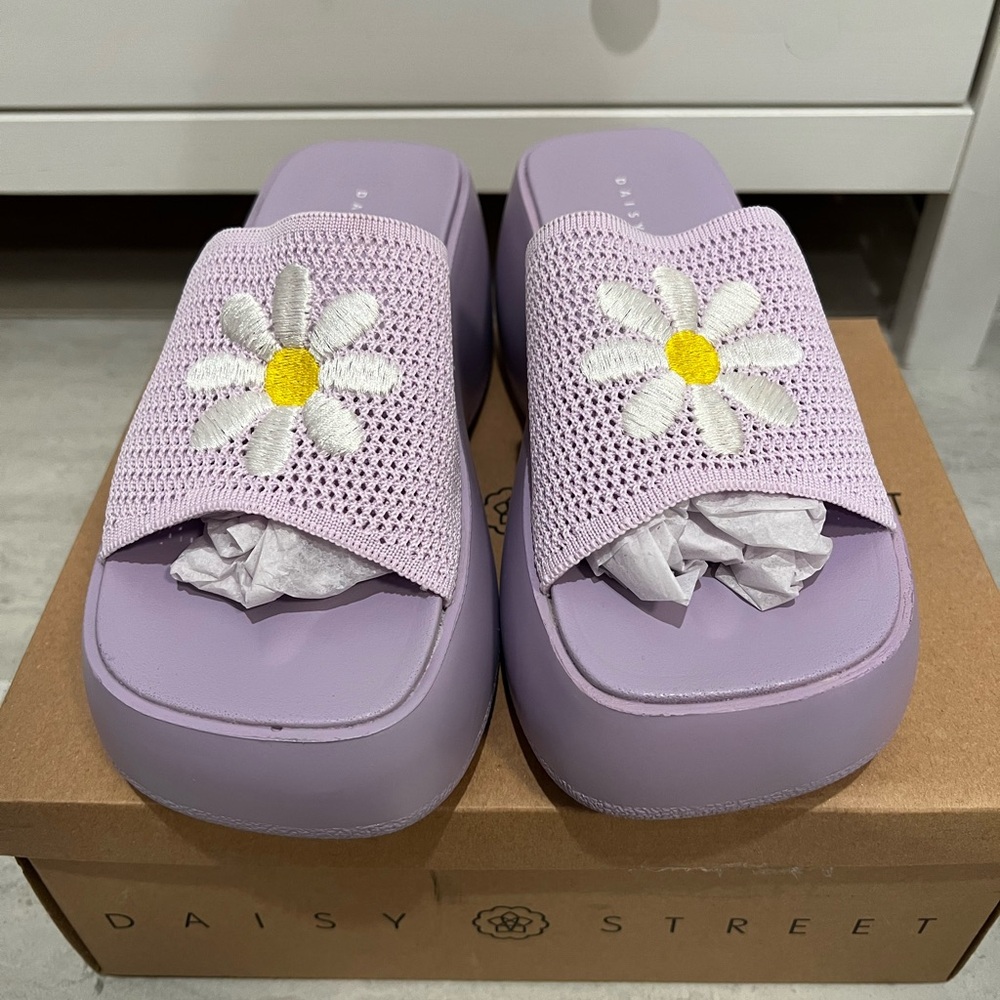 Daisy Lavender Slide Sandals Size 6